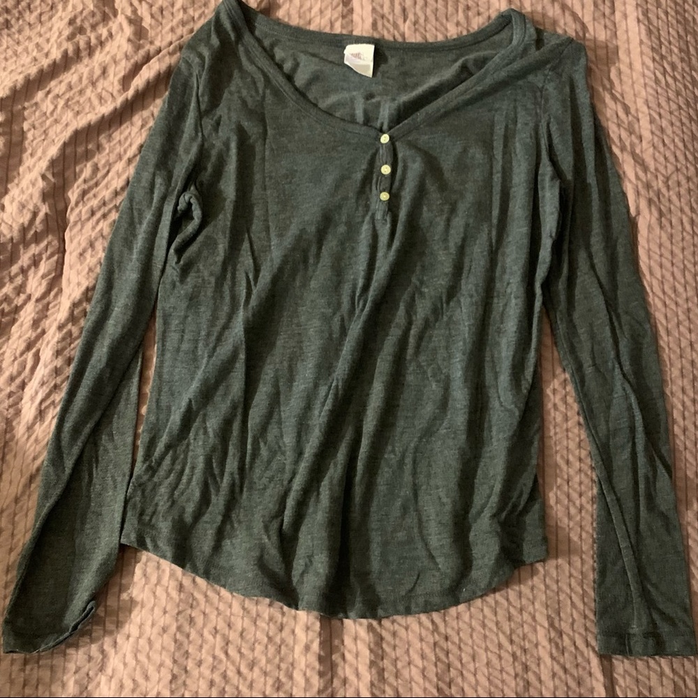 Gray long sleeve shirt